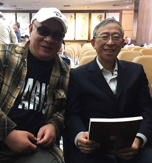 丁祖敏（左）与著名学者画家陈燮君先生在一起